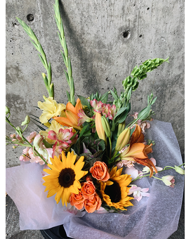 HAND TIE- Designer’s Choice Flower Arrangement